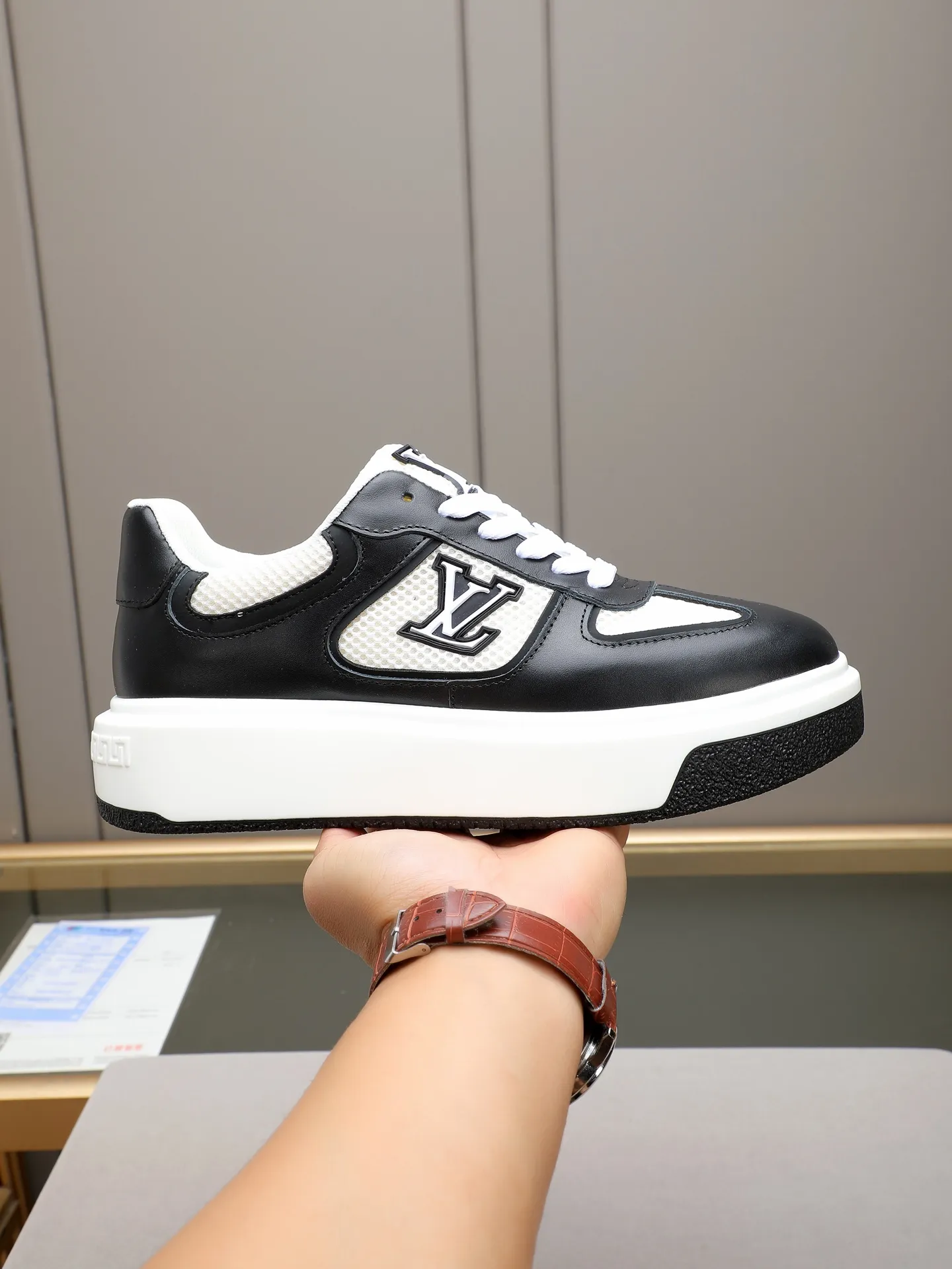 Men's shoes 💰460 New men's shoes LV fashion trend Made of first-layer calfskin➕breathable mesh lining! The foot feels super comfortable and the workmanship is impeccable. Foam ultra-light outsole, size: 38-44 (45 customized) 2 colors to choose from!